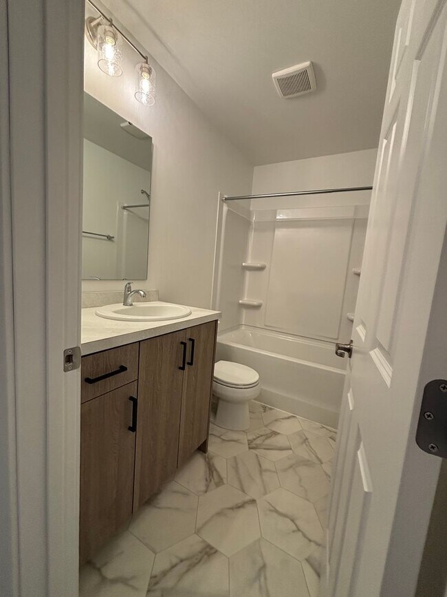 Building Photo - 3 Bed 3 Bath Townhome