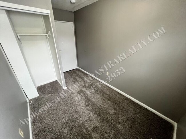 Building Photo - Nice 4 Bed 1.5 Bath Home in KCMO-Available NOW!!