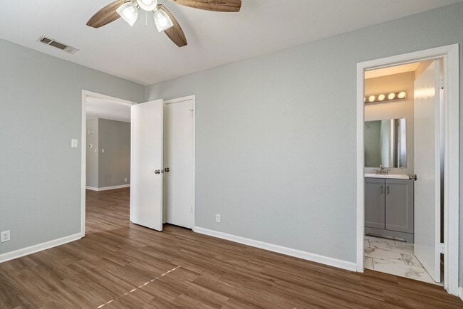 Building Photo - Charming 3-Bed Willowbend Home: Fireplace, Stainless Appliances, Garage, and Spacious Backyard!