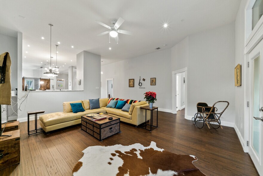 Building Photo - 510 E Mistletoe Ave