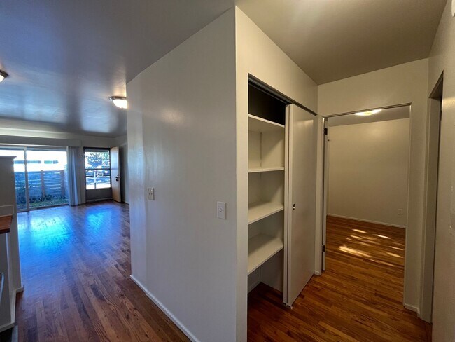 Building Photo - Large 2 BR 1 BA. Tabor/Montavilla!