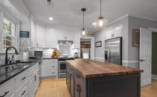 Building Photo - NEW LISTING!!!!!