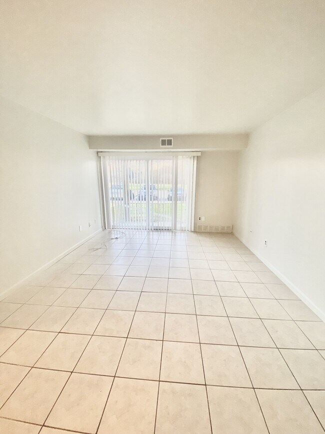 Building Photo - Clinton Condo 36A