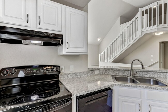 Building Photo - 13700 Richmond Park Dr N