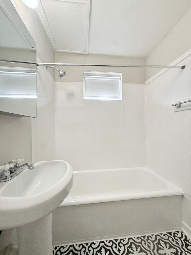 Building Photo - Adorable Downstairs Studio in Vintage 1920s Complex