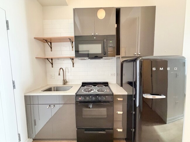 Building Photo - 102 W Chicago Ave