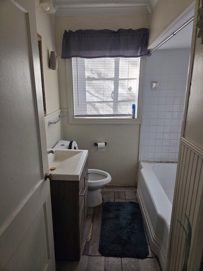 Building Photo - 304 Lawrence Rd