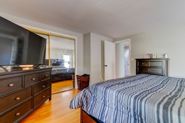 Building Photo - Charming East Rock Single Family