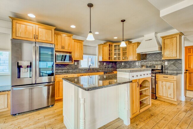 Building Photo - Luxury 5 Bed, 5 Bath Home with Modern Finishes & 2-Car Garage! - Available NOW!