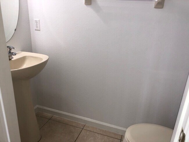 Building Photo - Remodeled Kitchen!! Wonderful Avalon Park-...