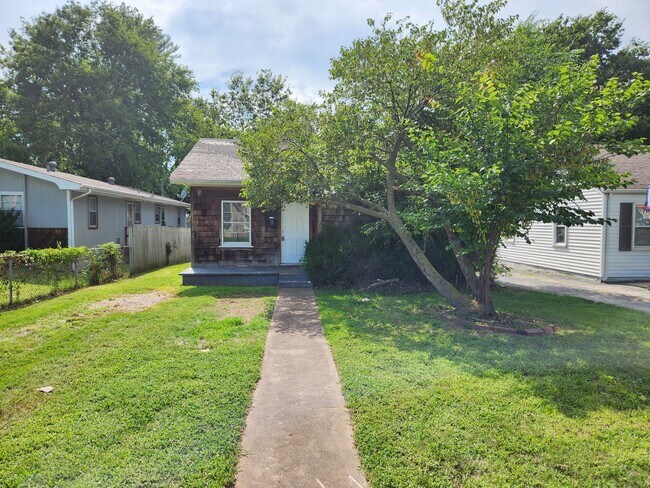Building Photo - Spacious 2-Bedroom, 1-Bathroom Home AVAILABLE NOW!!