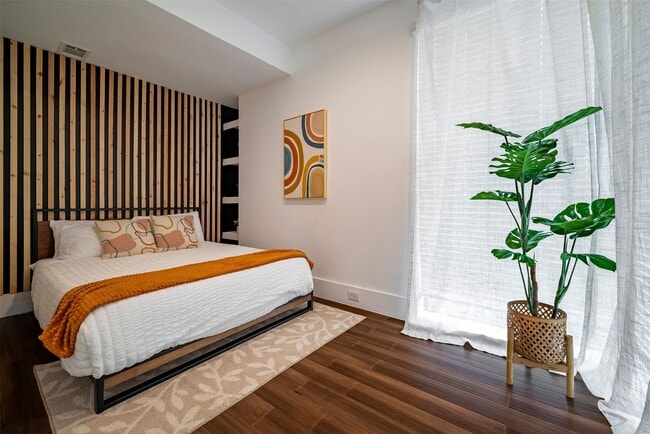 Building Photo - 3218 Crawford St