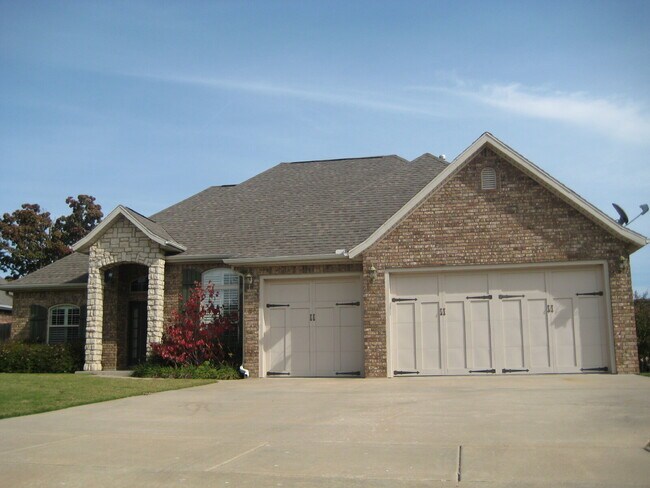 Building Photo - 3909 SW Sycamore St