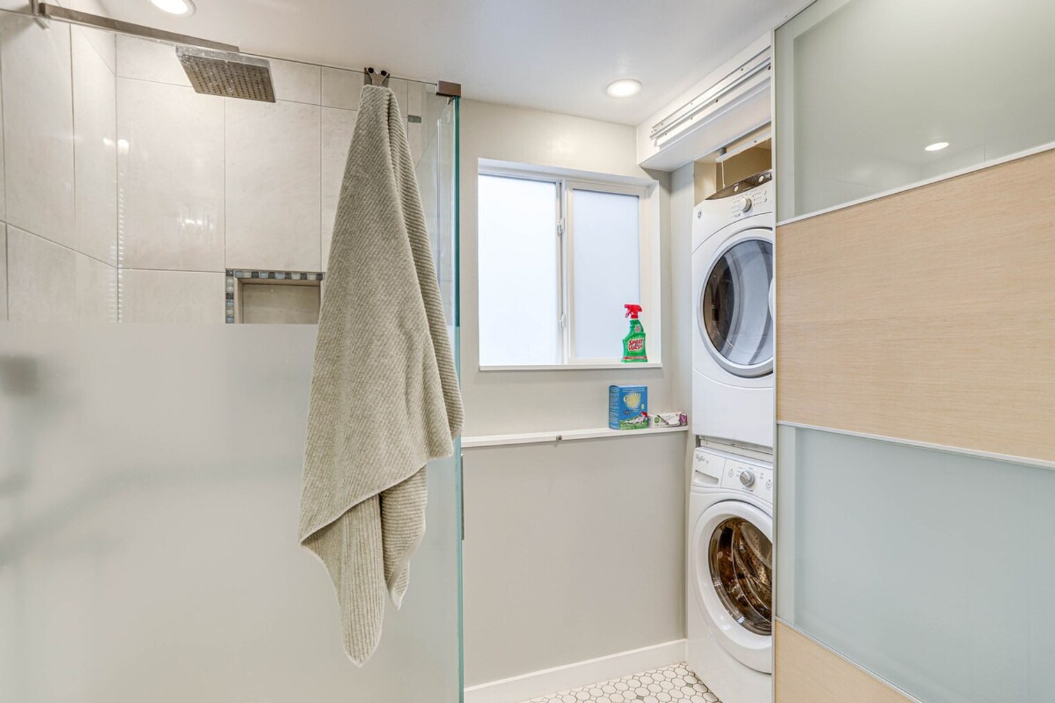 Building Photo - 10052 Interlake Ave N