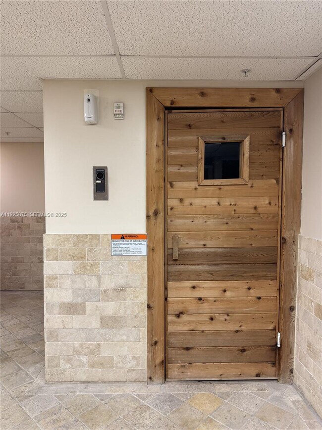 Building Photo - 170 SE 14th St