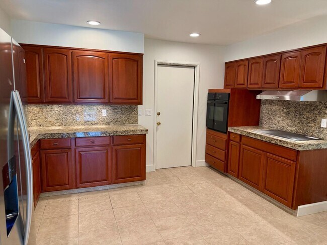 Building Photo - 975 Inverness Way