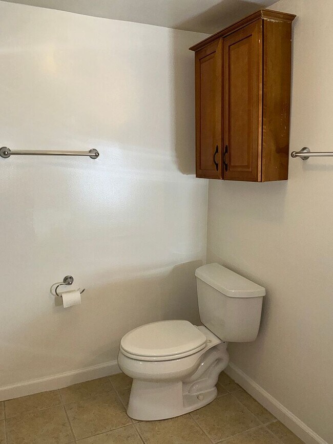 Building Photo - Renovated 1 BR, 1 BA, kitchen w/new appliances,
