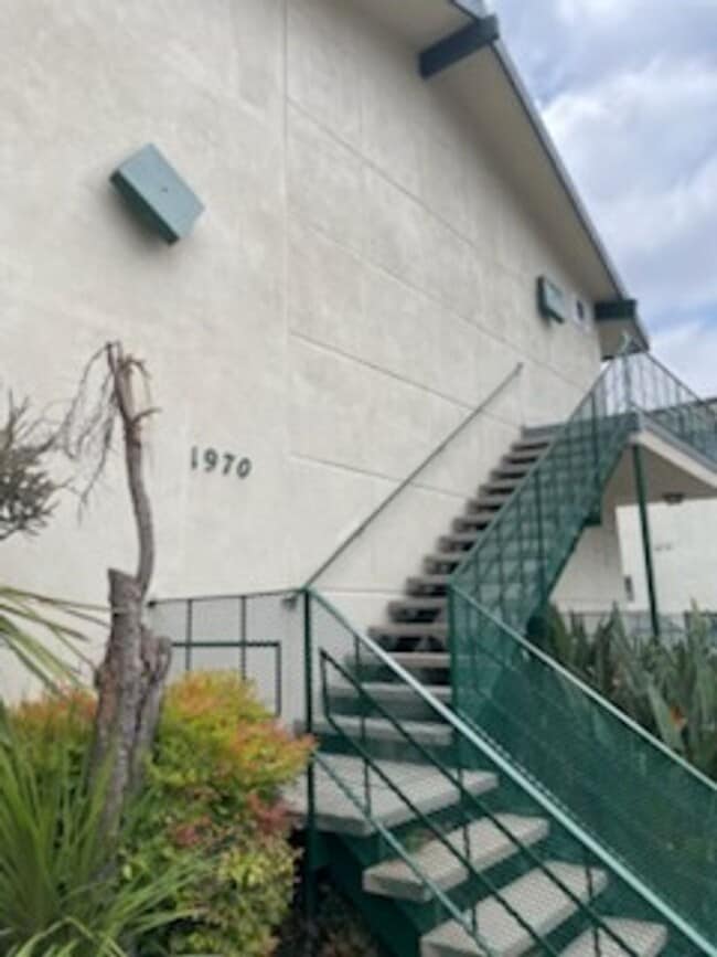 Building Photo - 1970 Beachwood Dr