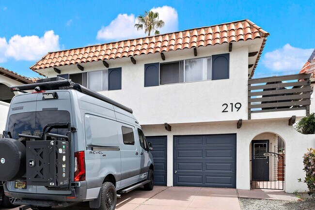 Building Photo - 219 Avenida Santa Barbara