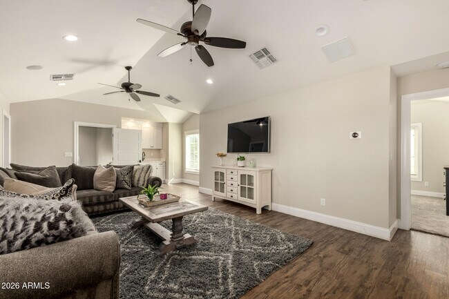 Building Photo - 2013 E Mallory St