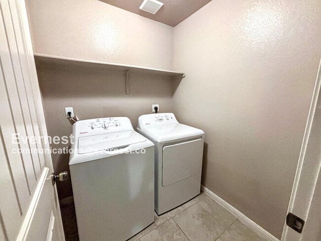 Building Photo - 501 W Vega Ln
