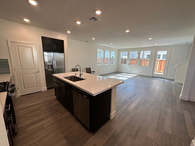 Building Photo - Beautiful 4 Bedroom / 3 Bath River Islands...
