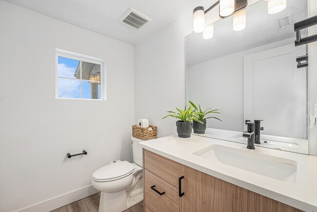 Building Photo - Stylish Town Home In Desirable Thornton Ne...