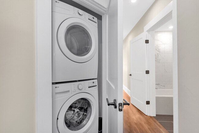 Building Photo - 105 School St