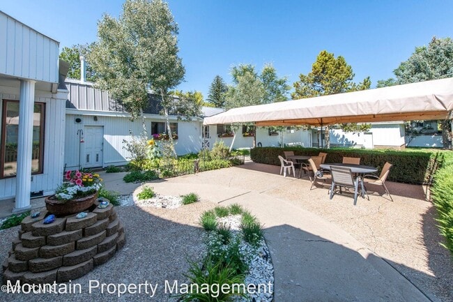 Building Photo - 10 br, 11 bath House - Employee Housing Op...