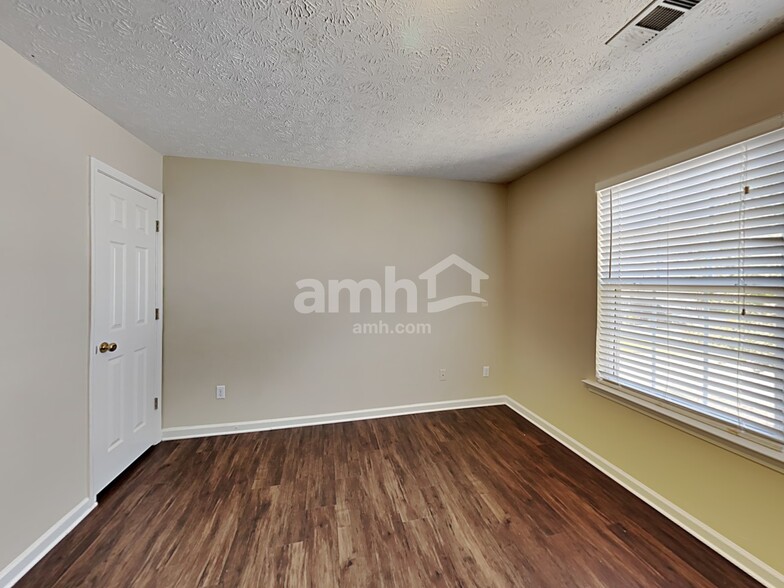 Building Photo - 1401 Buckingham Pl