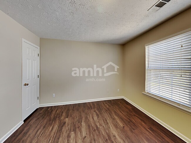 Building Photo - 1401 Buckingham Pl