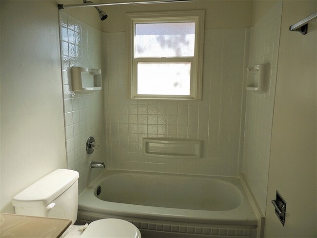 Building Photo - $1,750.00 – 2 Bed / 2 Bath Home with Fenced Yard, Fireplace, and Garage