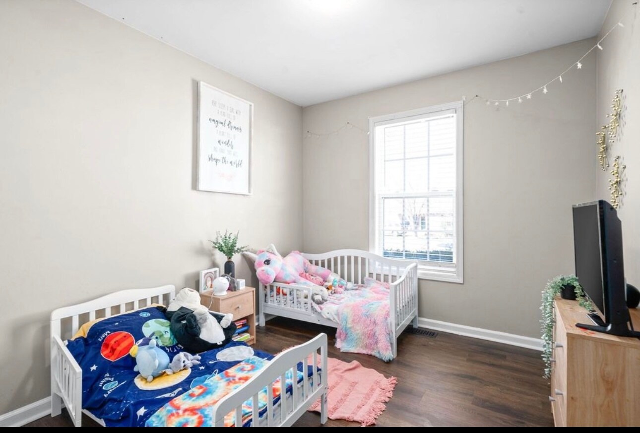 Building Photo - 1017 Bush Ave