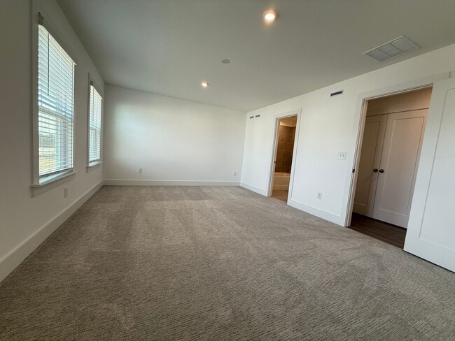 Building Photo - 3BR/3.5BA 3-Story Townhome w/ Quartz + W/D in Decatur