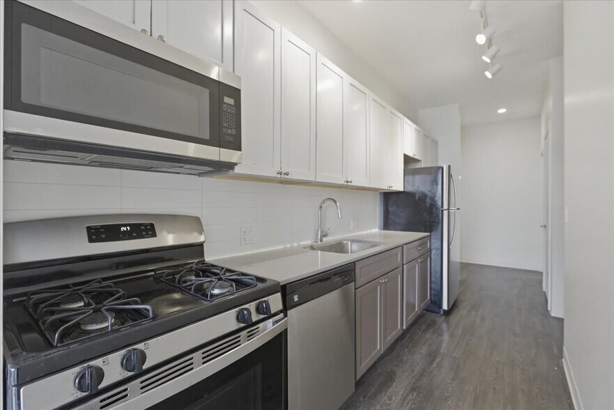 Building Photo - 830 N Milwaukee Ave