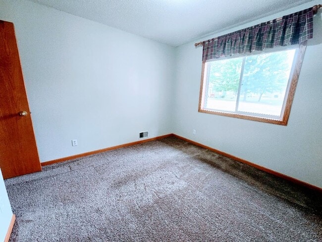 Building Photo - Charming 2-Bedroom, 2-Bathroom Home with Sunroom & Patio in Woodbury, MN