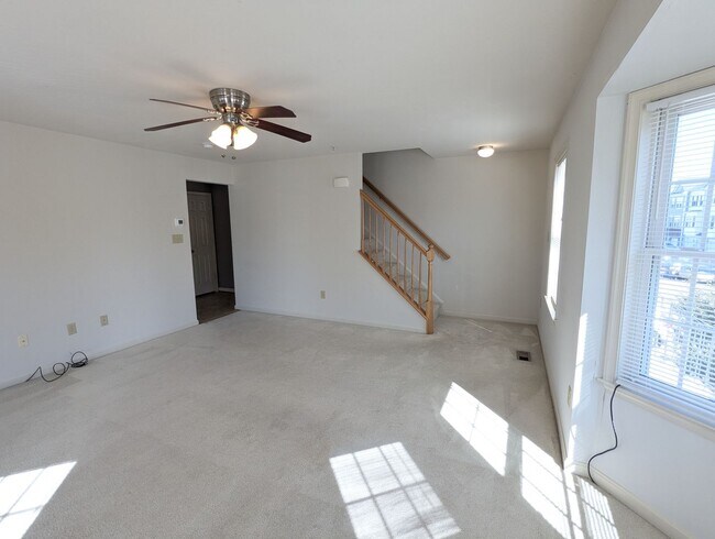 Building Photo - 3 Level End Unit townhouse available mid O...