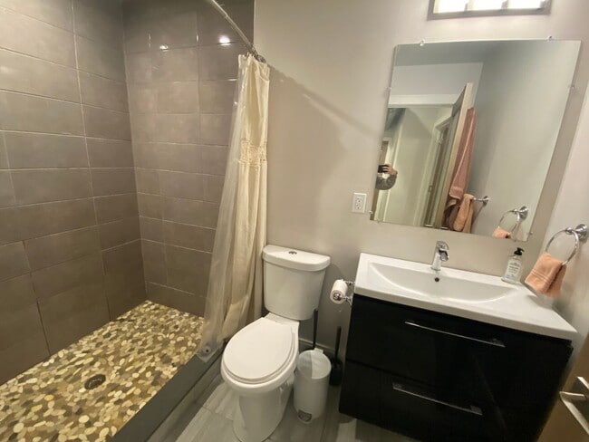 Building Photo - Spacious 3 Bed / 2 Bath | In-Unit Laundry | Fort Hill | 9/1