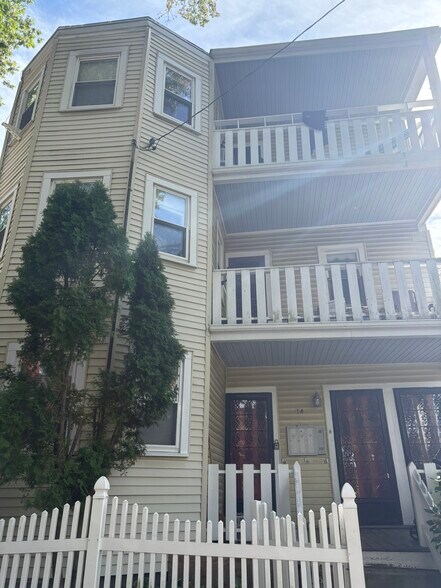 Building Photo - 14 Callender St