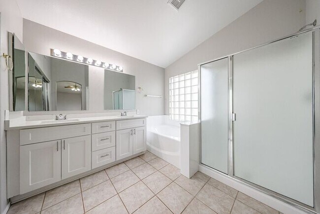 Building Photo - 5BD 3BA with Pool in West Chandler!