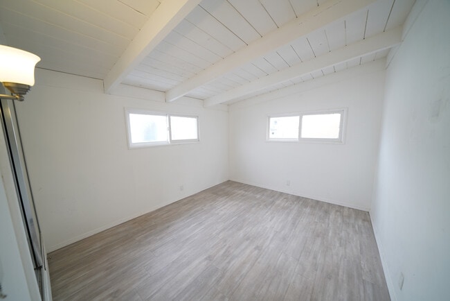 Building Photo - 2461 Palm Dr