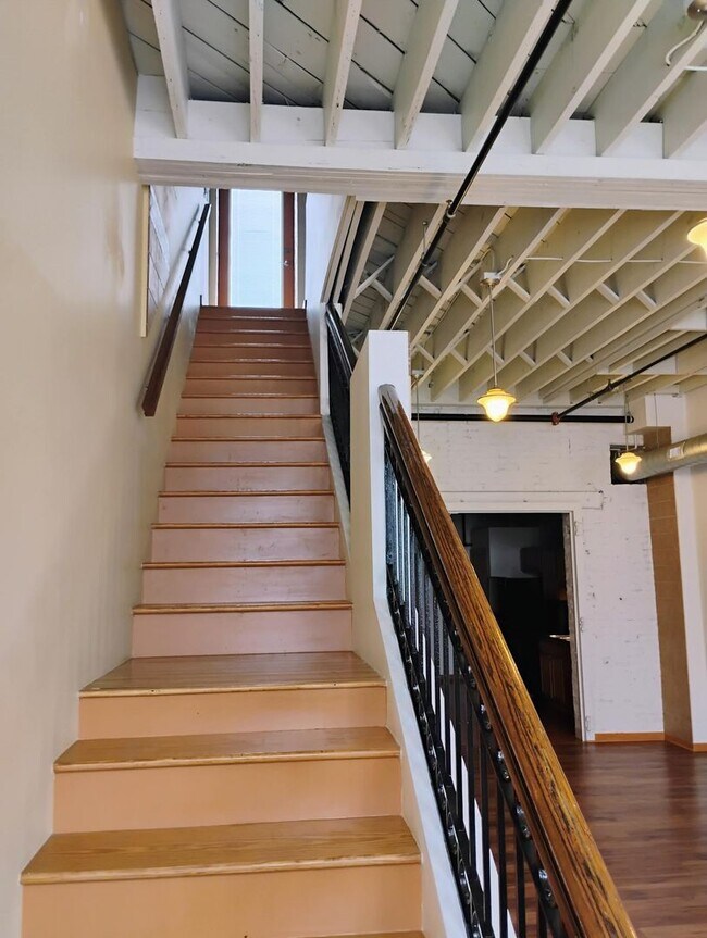 Building Photo - 1 BEDROOM 1.5 BATH IN DOWNTOWN CHAMPAIGN