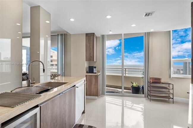 Building Photo - 848 Brickell Key Dr