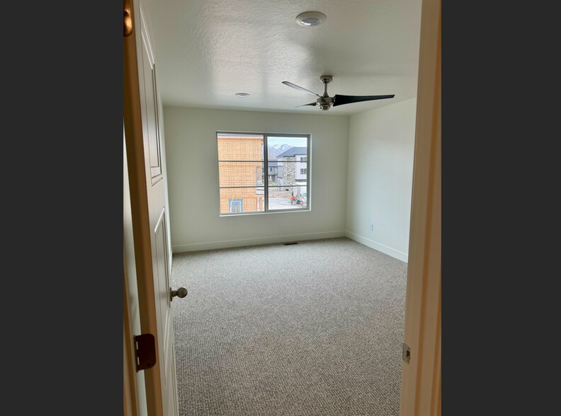 Building Photo - 172 W Autumn Ln
