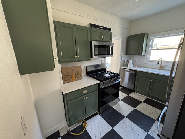 Building Photo - 1329 Rowland Ave