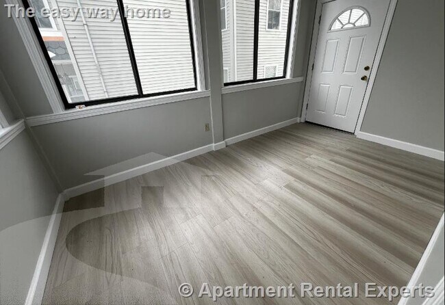 Building Photo - 158 Holland St