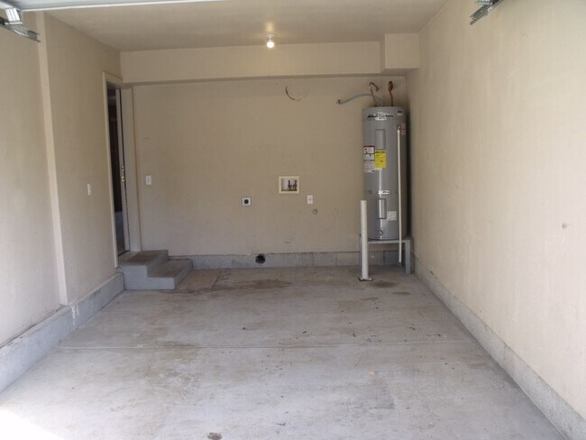 Building Photo - 3-Bedroom Duplex in Lowell