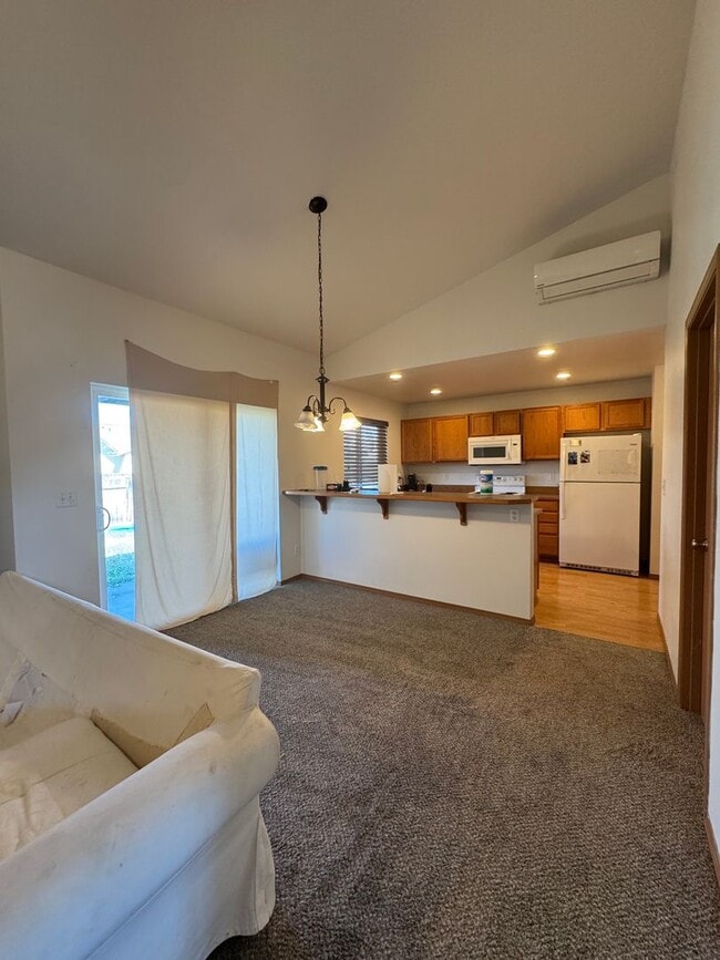 Building Photo - 3-Bedroom Home for Lease with Fenced Backyard