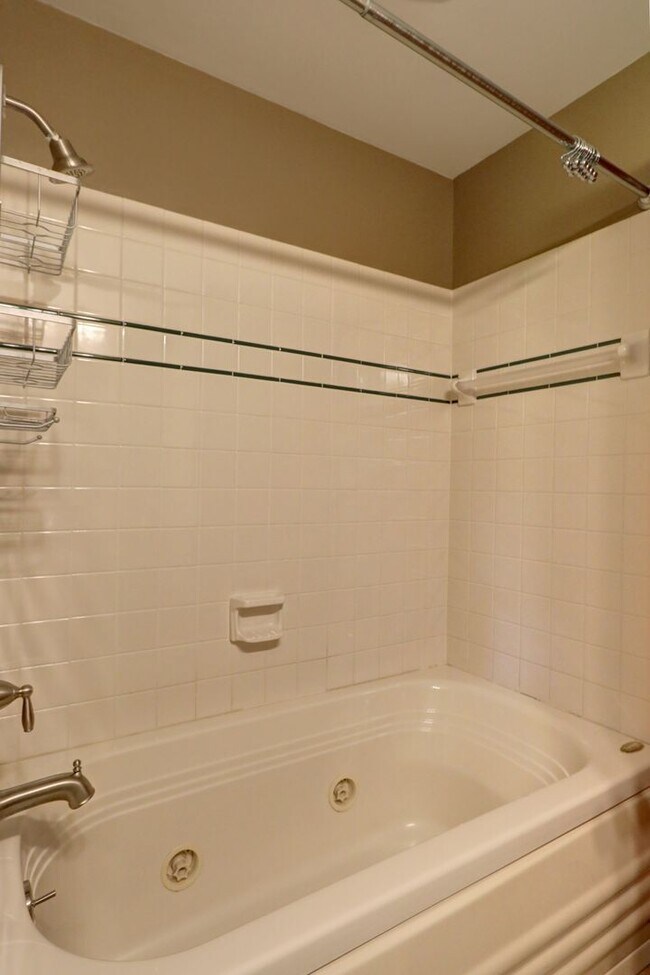 Building Photo - Welcome Home to Your Beautiful Oasis in En...