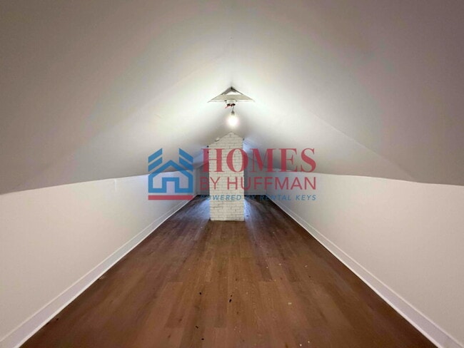 Building Photo - Three Bedroom House